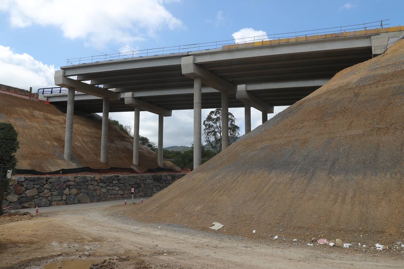 Fotos: Reabre al tráfico el puente de La Barrosa, en Salas, casi un año después