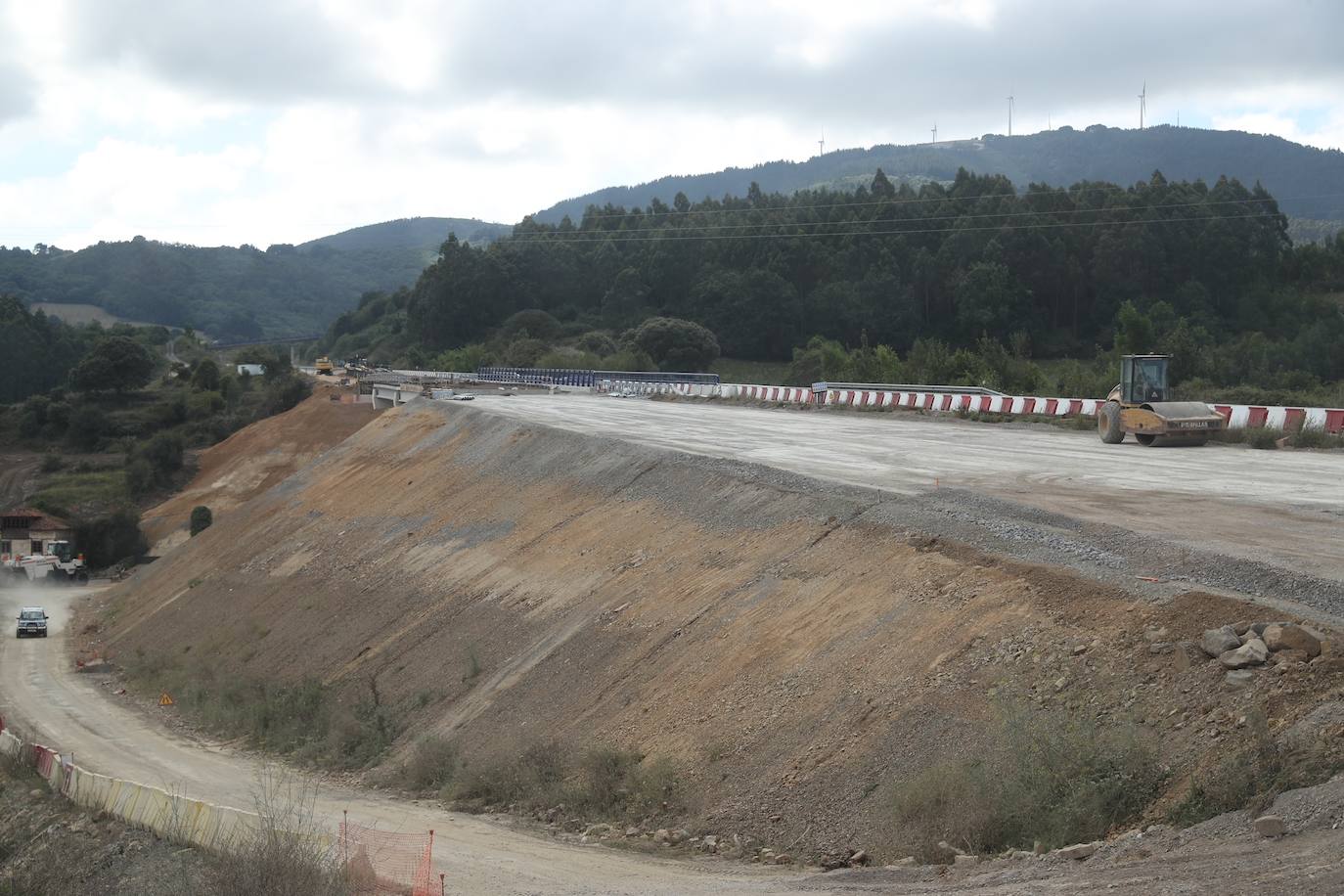 Fotos: Reabre al tráfico el puente de La Barrosa, en Salas, casi un año después