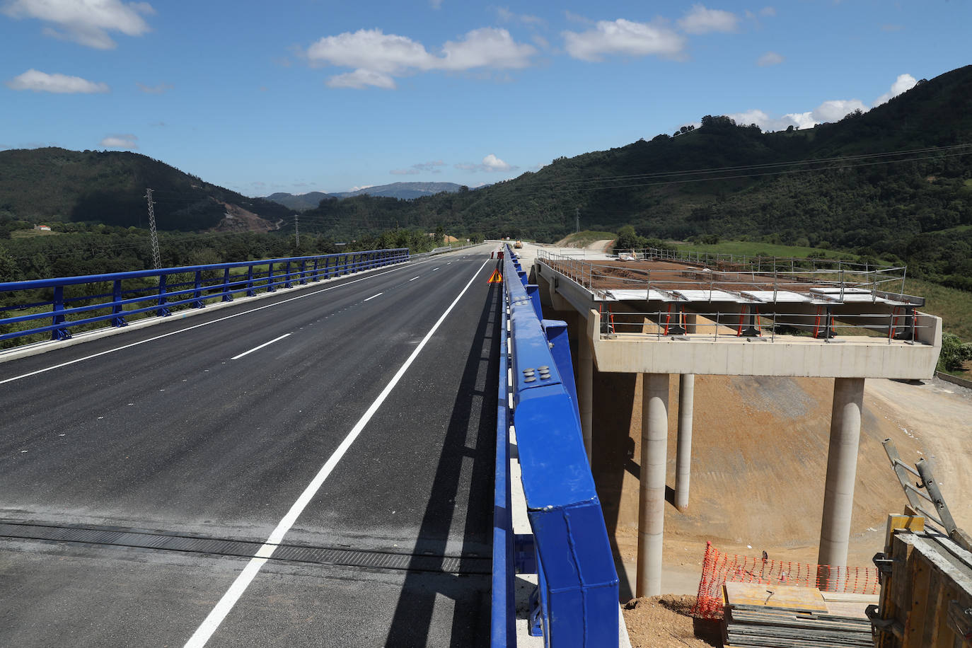 Fotos: Reabre al tráfico el puente de La Barrosa, en Salas, casi un año después