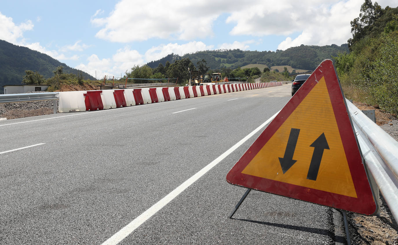 Fotos: Reabre al tráfico el puente de La Barrosa, en Salas, casi un año después