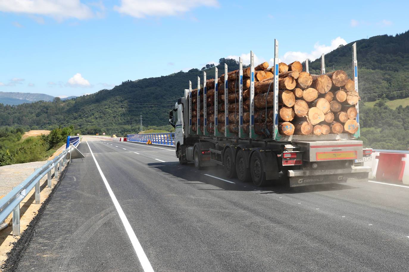 Fotos: Reabre al tráfico el puente de La Barrosa, en Salas, casi un año después