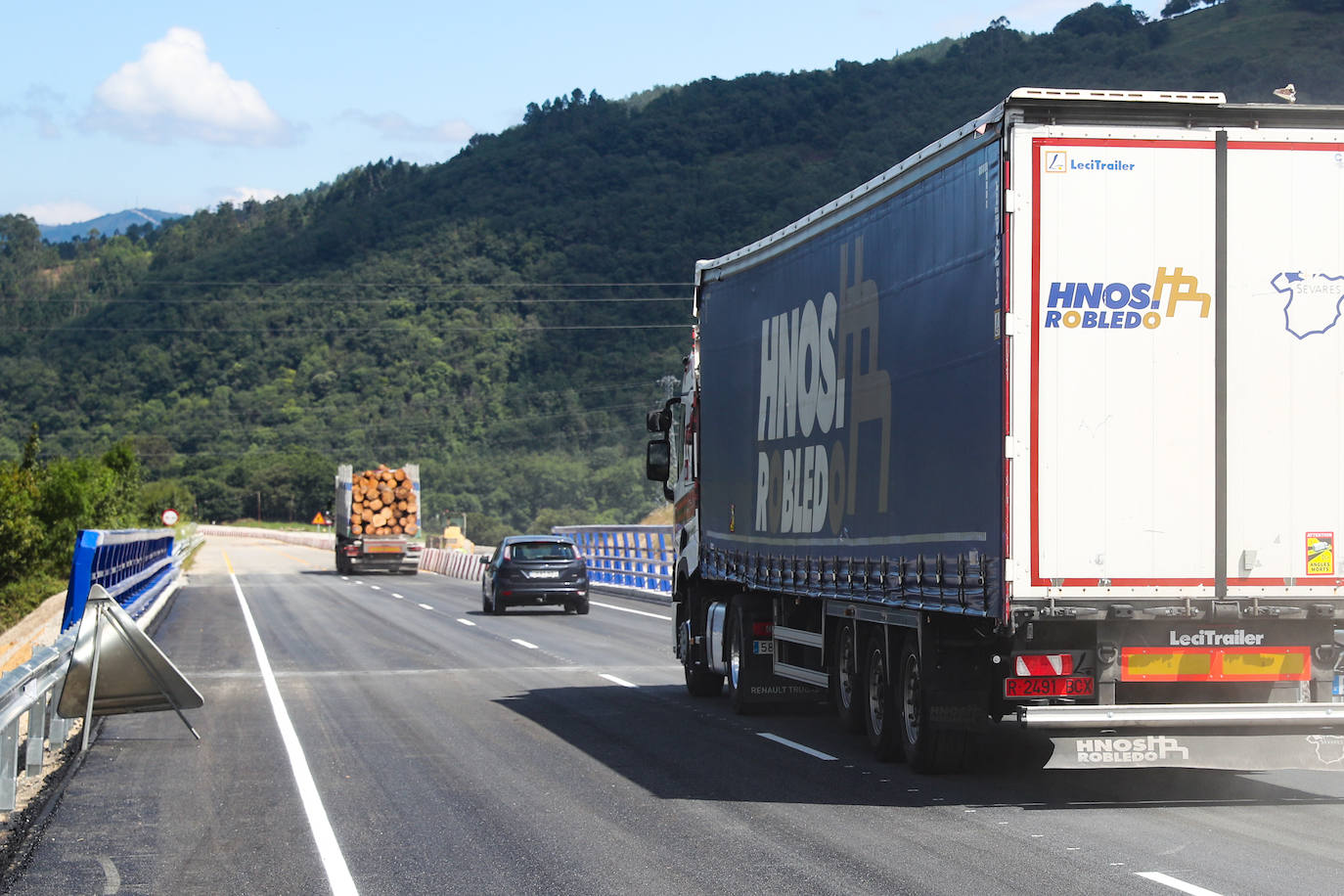 Fotos: Reabre al tráfico el puente de La Barrosa, en Salas, casi un año después