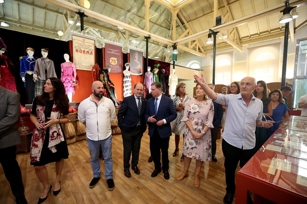 Juan Carlos Rodríguez-Ovejero, Alfredo Canteli, Delia Losa y Luis Antonio Suárez, entre otros asistentes, durante la visita guiada a la exposición. 