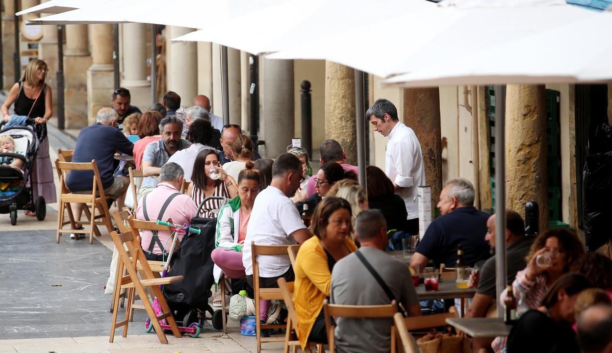 Una terraza hostelera llena, ayer en la plaza de el Fontán. 