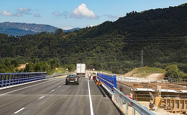El puente de La Barrosa, en Salas, reabierto al tráfico.