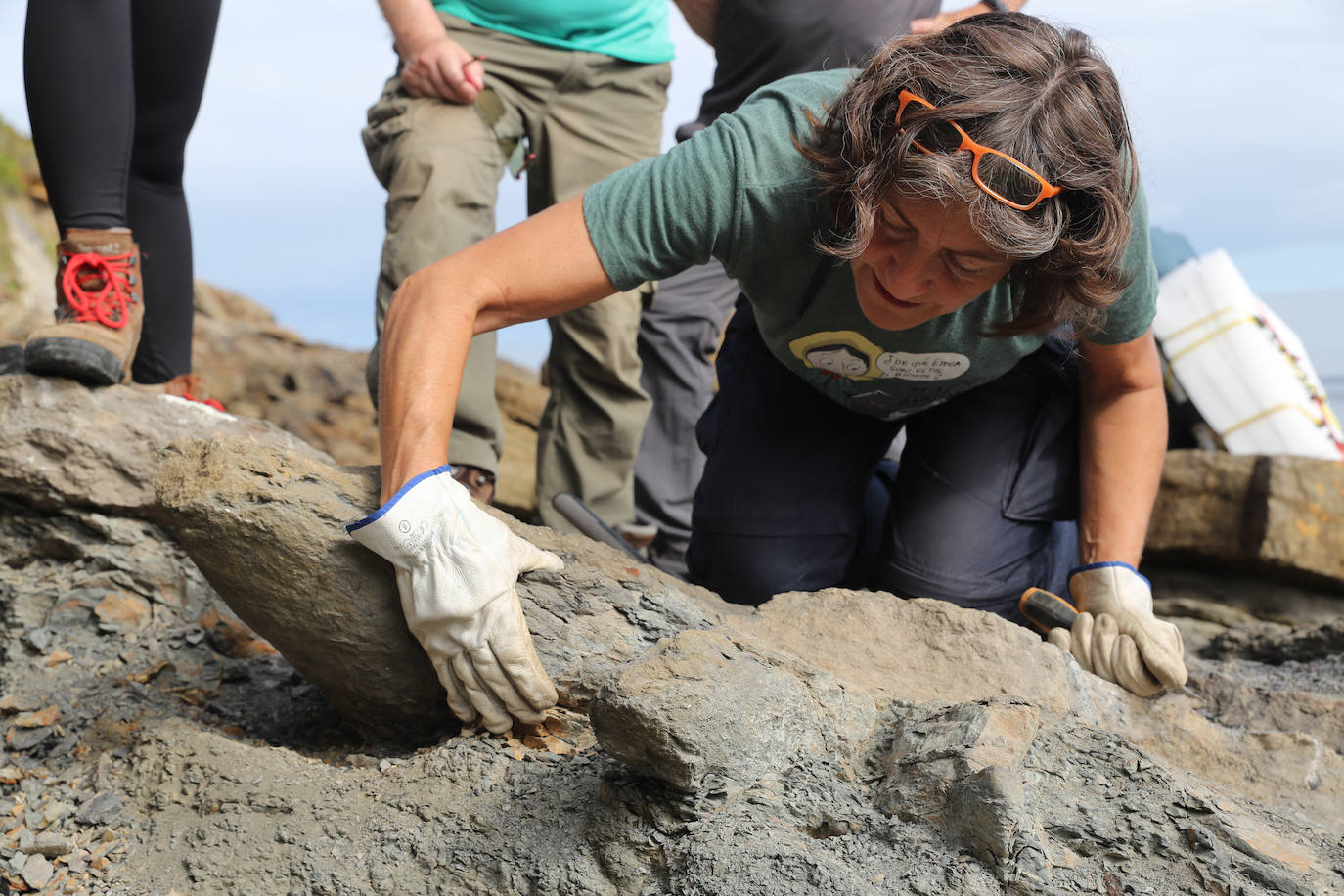 Fotos: Así se recuperan las huellas de dinosaurio en Asturias