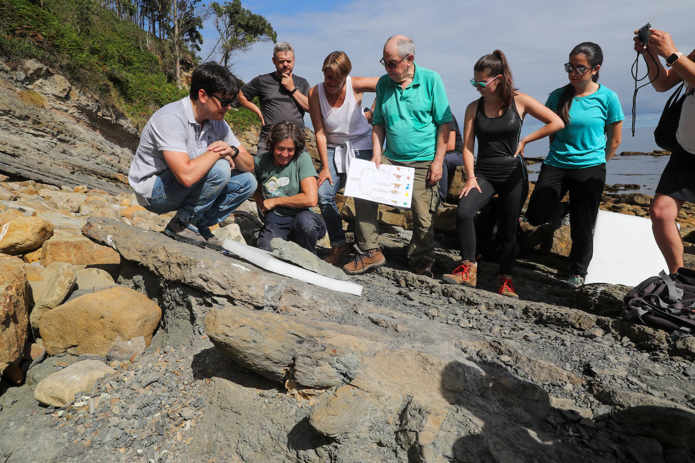 Fotos: Así se recuperan las huellas de dinosaurio en Asturias