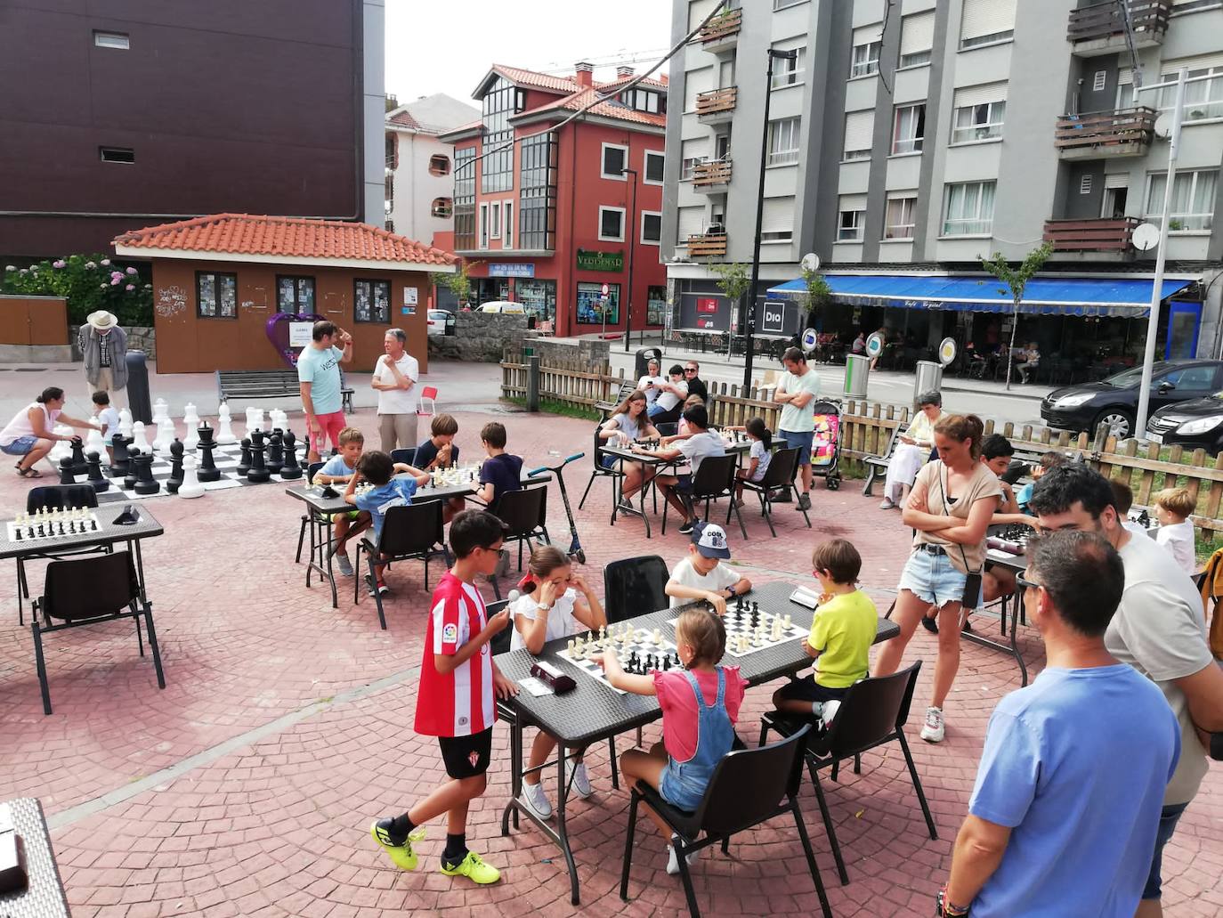 Panorámica de la plaza llanisca en plena actividad.
