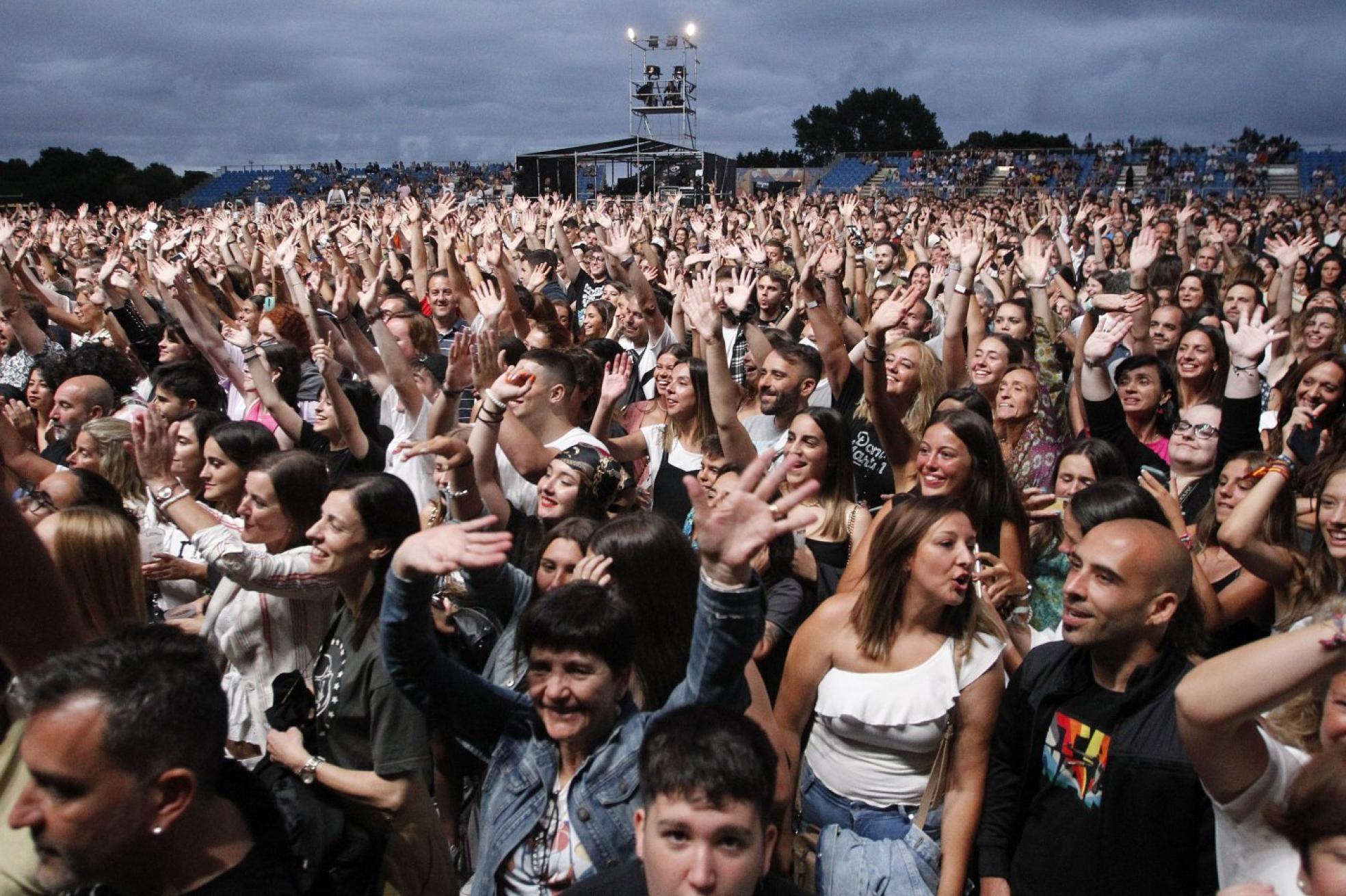 El público que acudió al concierto en la explanada junto a Marina Civil.