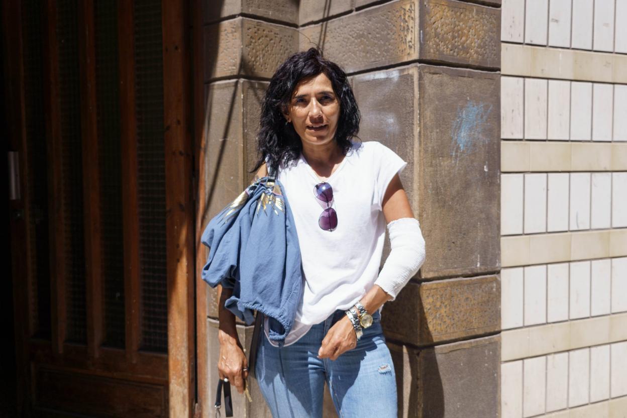 Isabel con la gasa que tapa la mordedura que sufrió. 