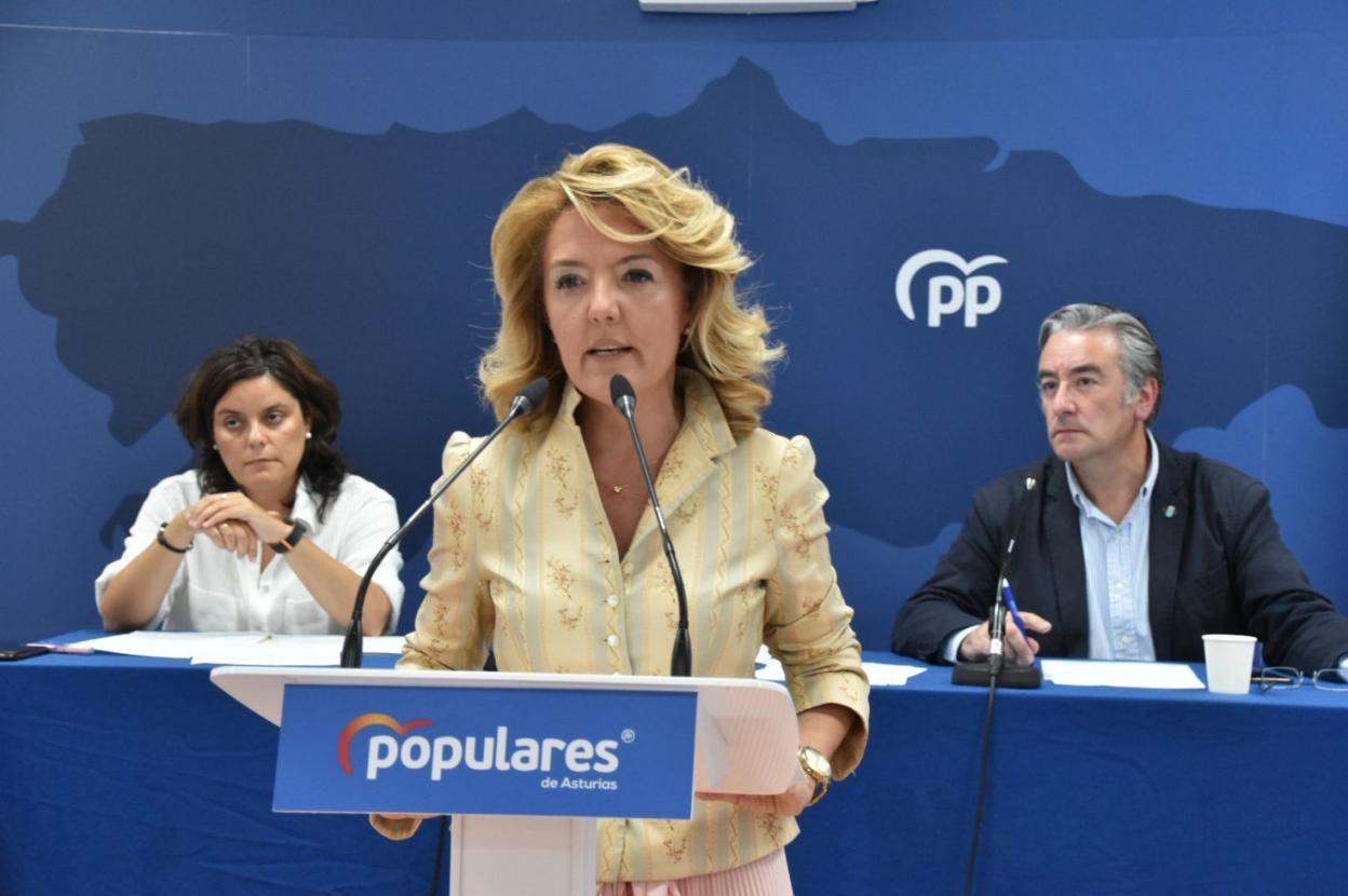 Teresa Mallada interviene ante el Comité Ejecutivo regional, con Beatriz Polledo y Pablo González. 