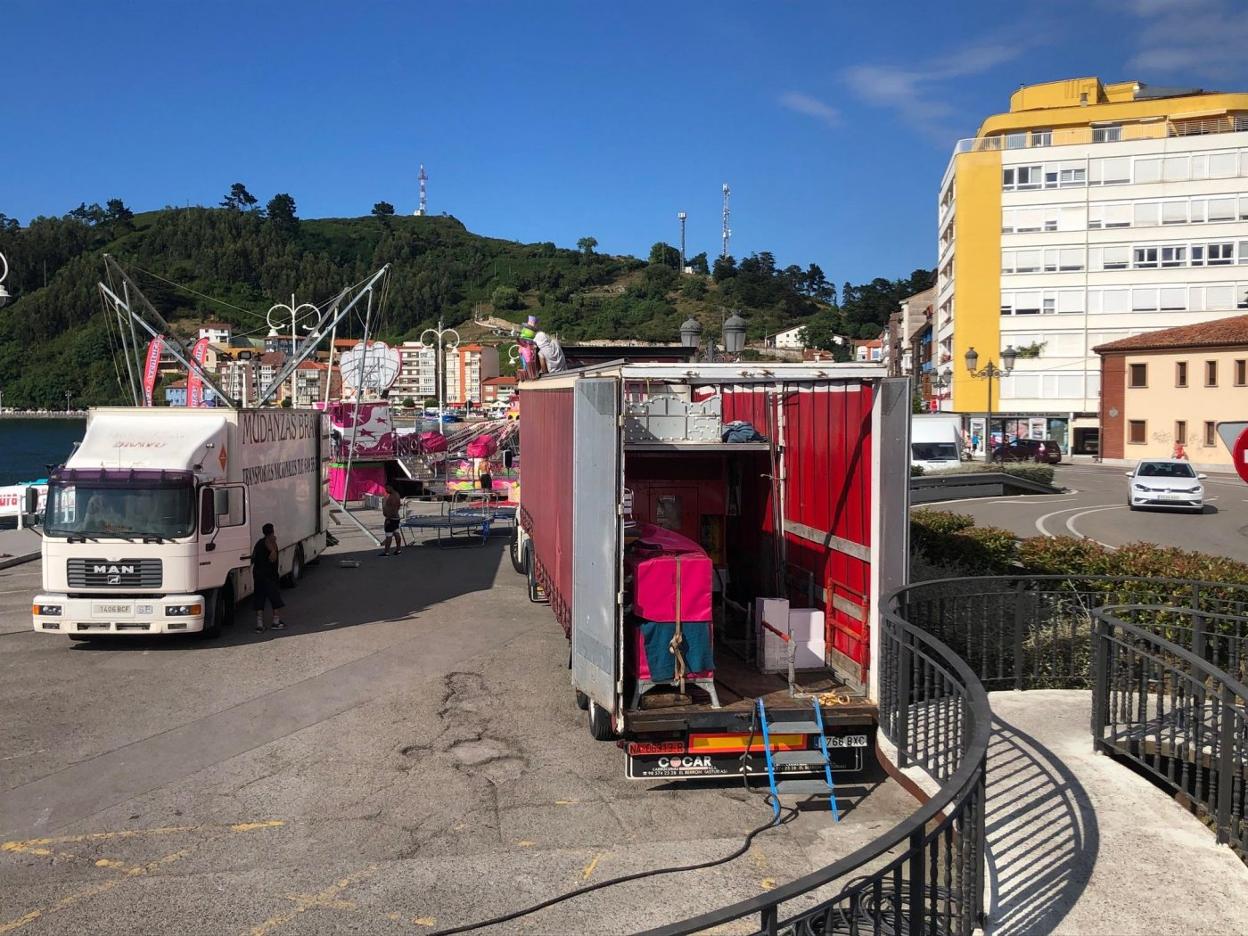 El aparcamiento de la Oficina de Turismo está cerrado desde ayer para albergar las atracciones de feria. 