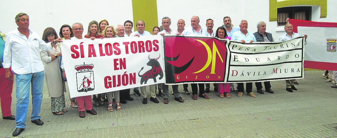 La pancarta de la peña Dávila recibió el aplauso de miembros de otras peñas asturianas y de la afición taurina de Santander que expresó su apoyo con una gran ovación dentro de la plaza.