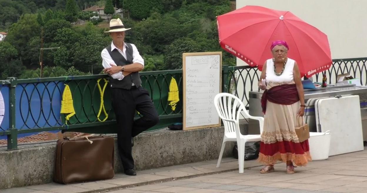 Dos vecinos, durante una de las representaciones teatrales. 