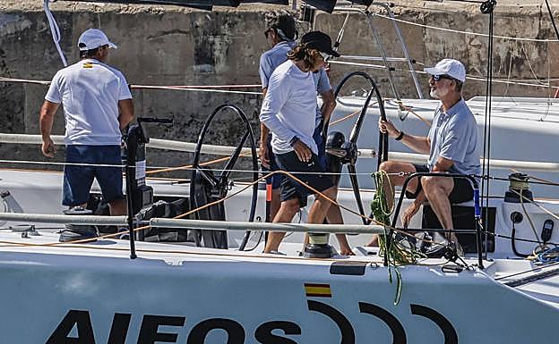 Felipe VI, en el Aifos, antes de iniciar la navegación.