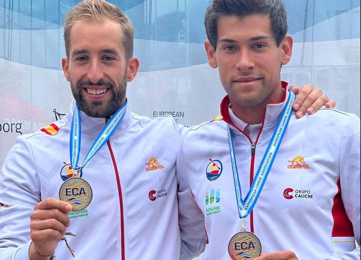 Miguel Llorens y Alberto Plaza posan con su medalla de campeones.