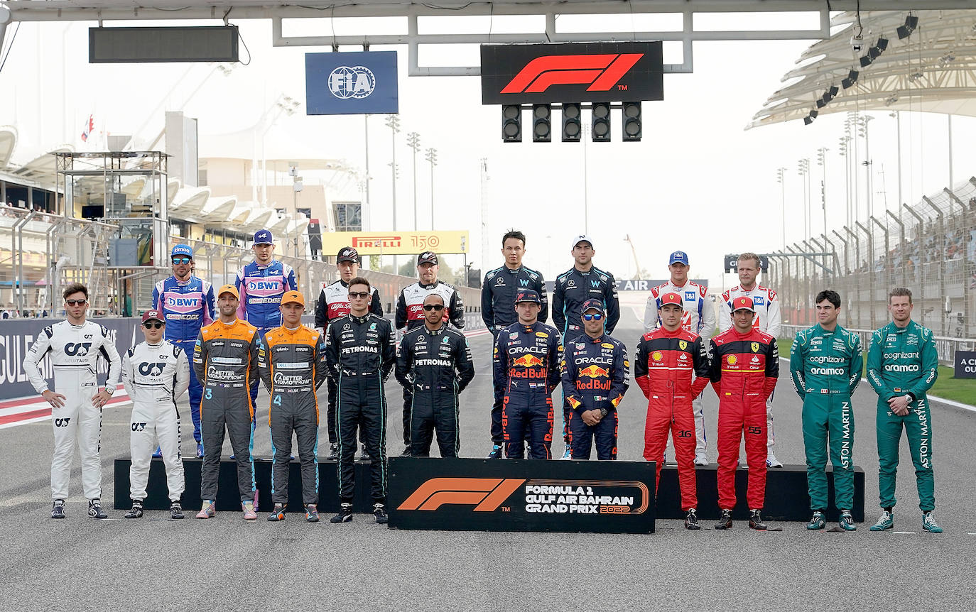 Fernando Alonso posa para una foto de grupo antes el inicio del Gran Premio de Fórmula 1 de Bahrein.