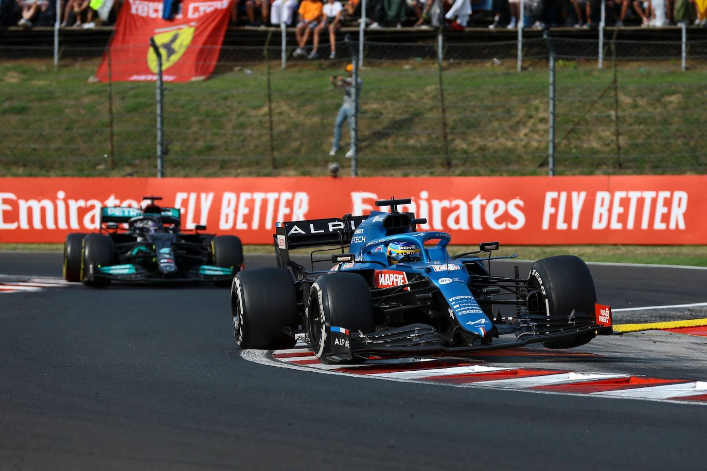 Fernando Alonso compite por delante del piloto británico de Mercedes, Lewis Hamilton, durante el Gran Premio de Hungría de Fórmula 1 en Budapest.