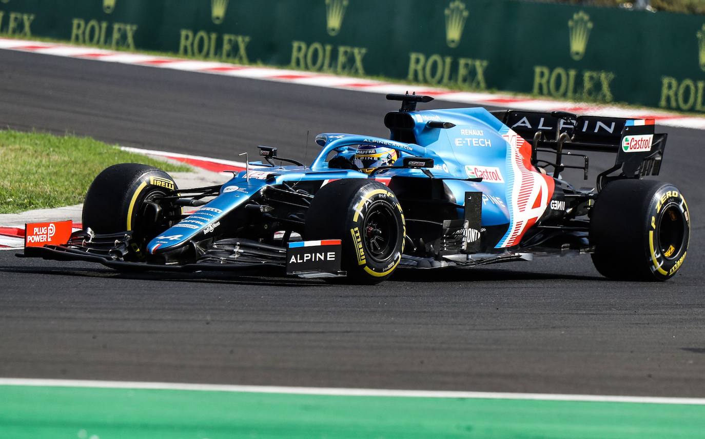 Fernando Alonso en acción durante las prácticas del Gran Premio de Gran Bretaña de Fórmula 1 en el circuito de Silverstone.