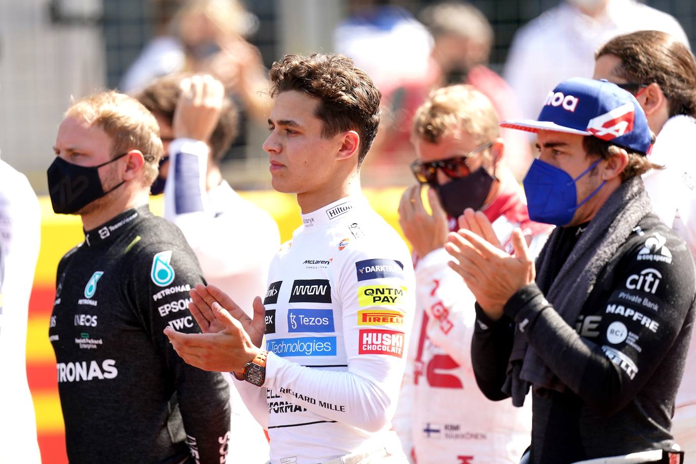 Fernando Alonso aparece antes del Gran Premio de Fórmula 1 de Gran Bretaña en el circuito de Silverstone.