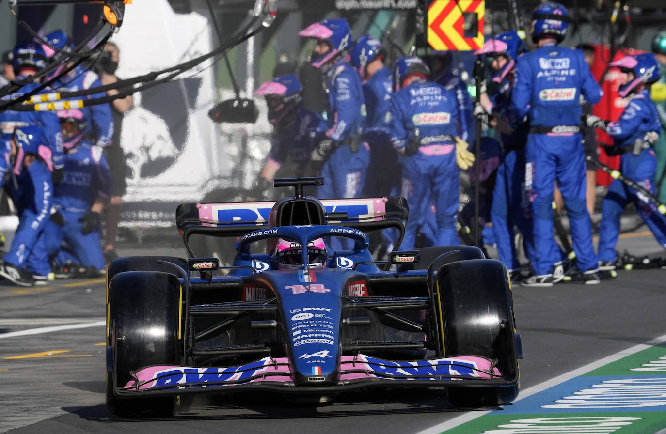 Fernando Alonso hace una parada en boxes durante el Gran Premio de Fórmula 1 de Australia en el circuito Albert Park de Melbourne, Australia, en 2022.