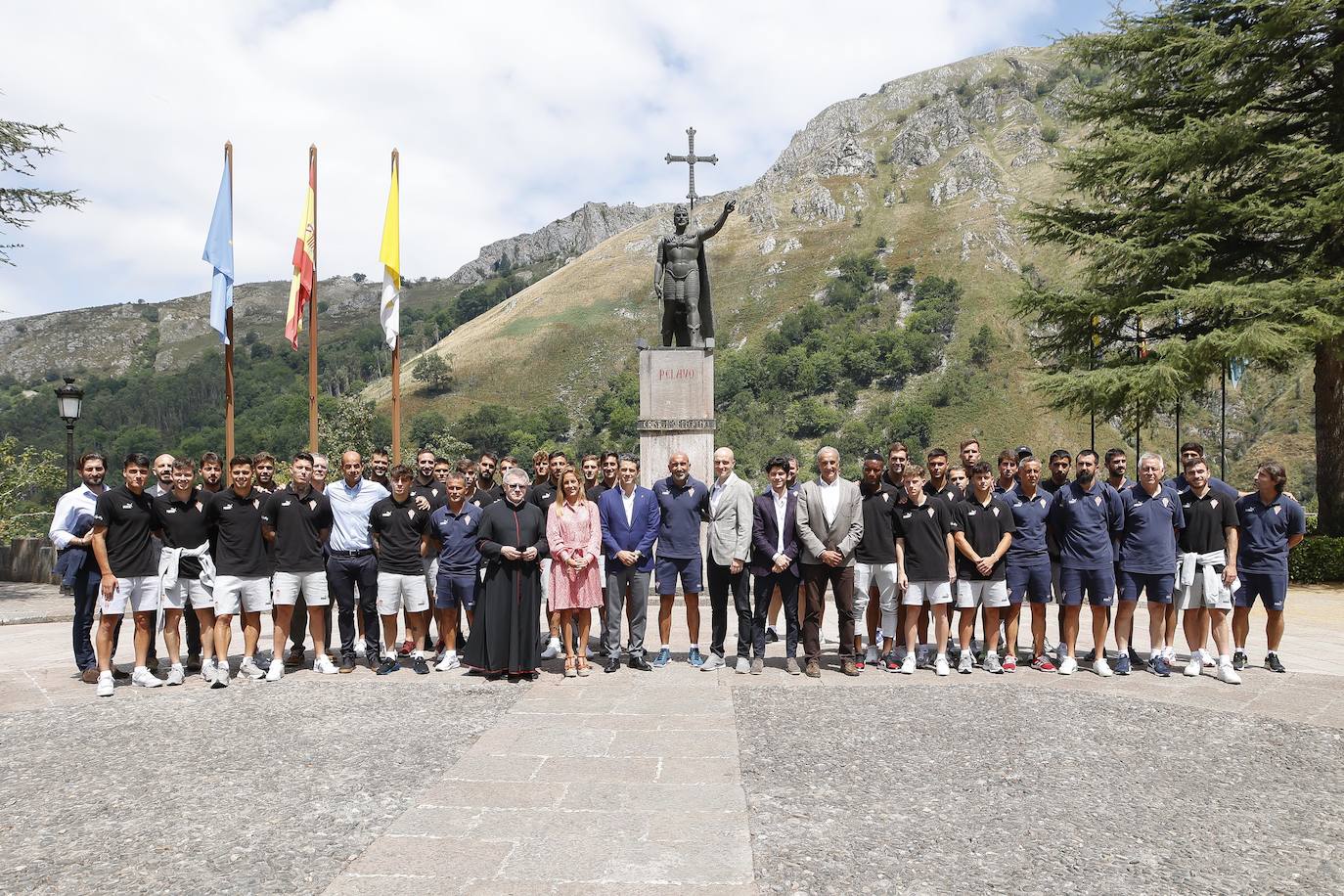 Fotos: El Sporting visita a la Santina en Covadonga
