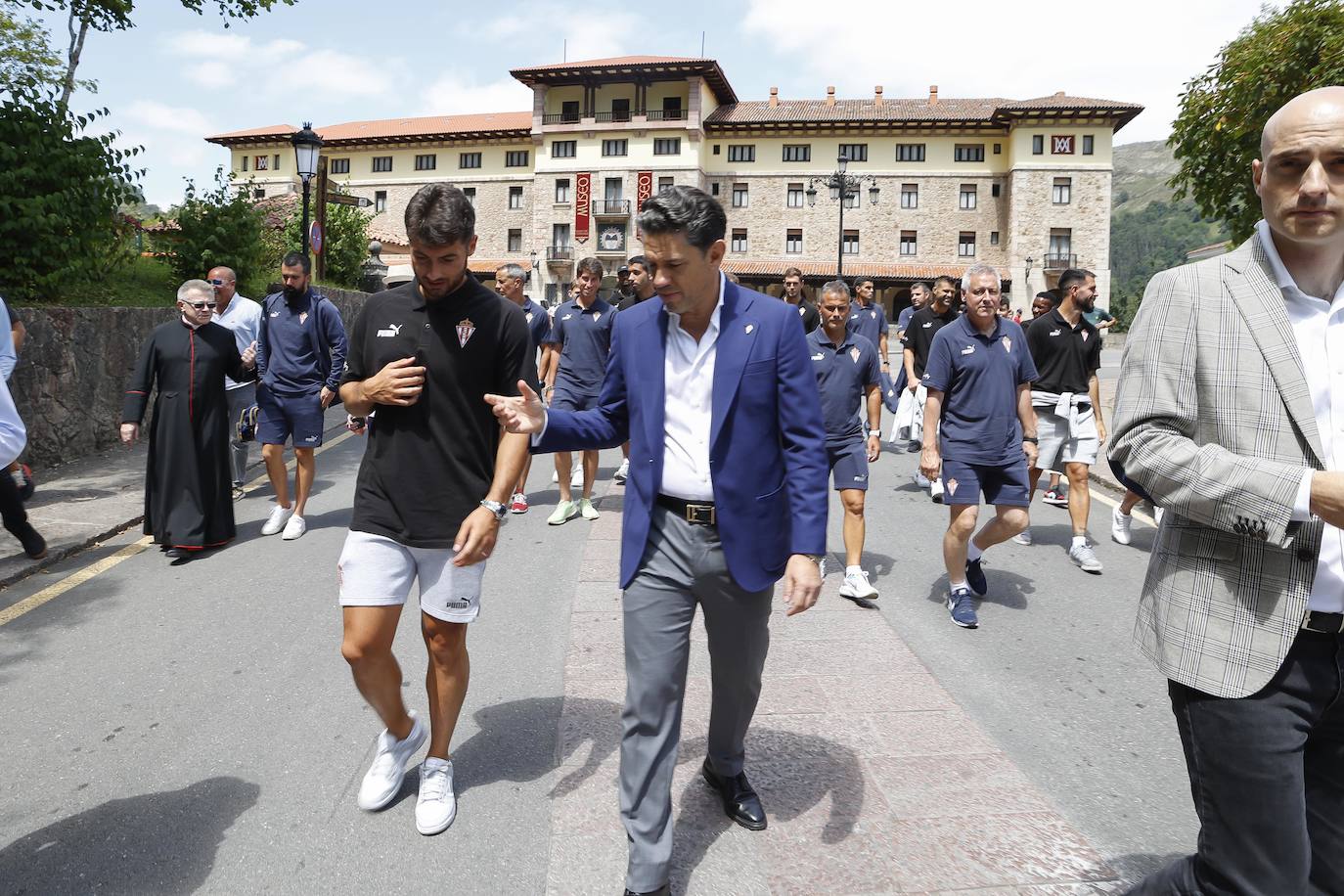 Fotos: El Sporting visita a la Santina en Covadonga