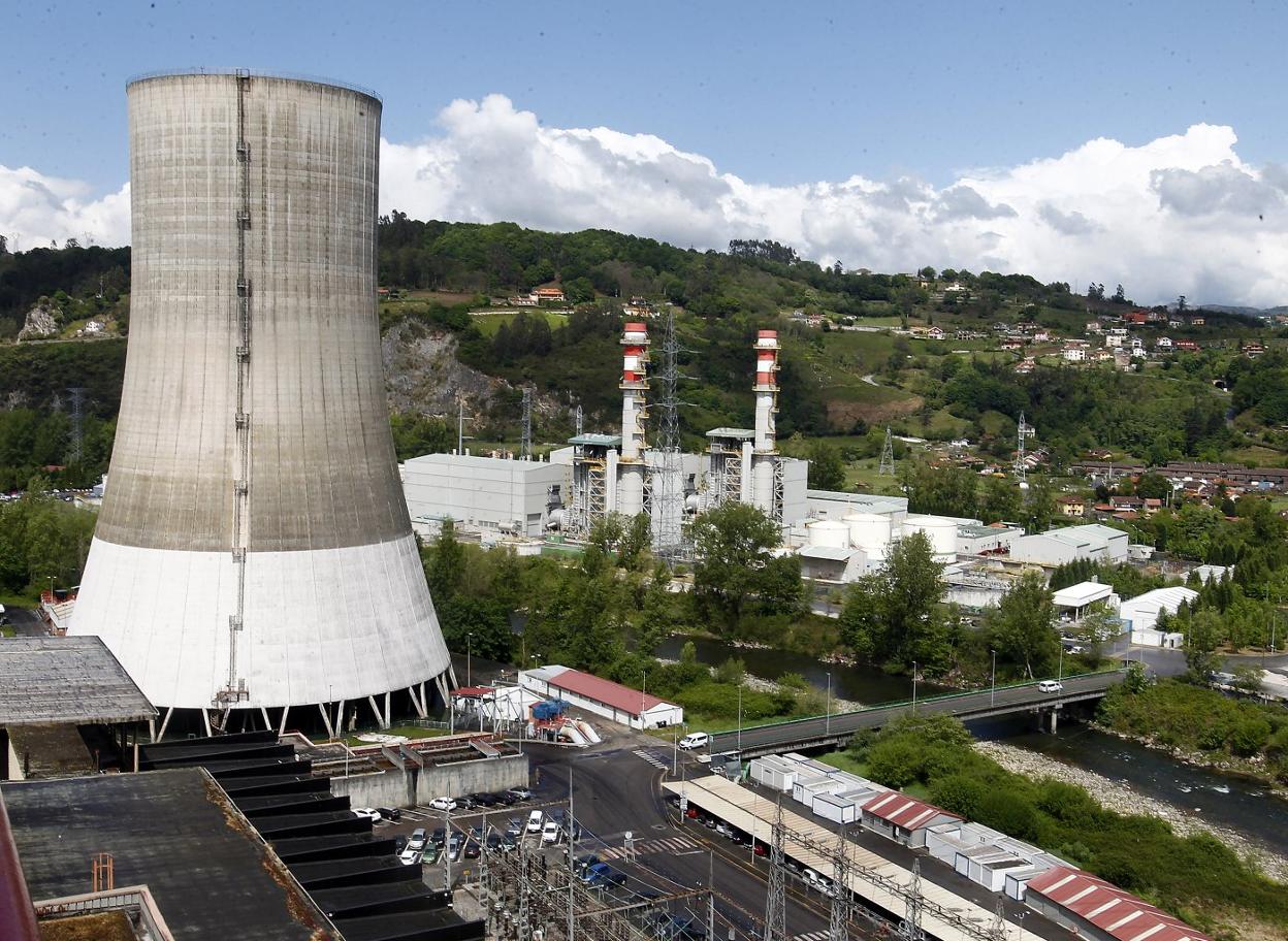 Torre de refrigeración de la térmica de Soto de Ribera. 