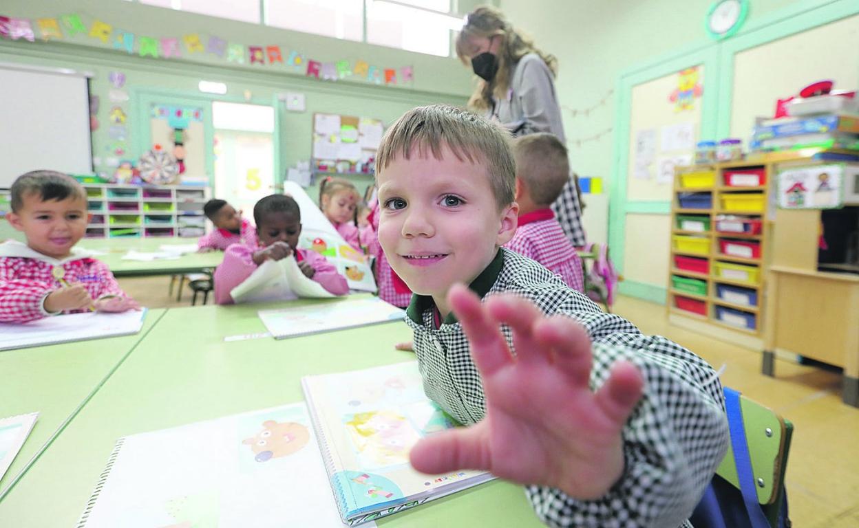 Maksym, un niño ucraniano escolarizado en preescolar en el colegio de Versalles, en Avilés. 