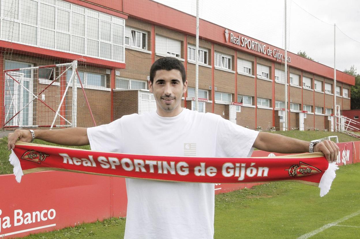 Cote Valdés posa ayer en Mareo, tras realizar un entrenamiento individualizado junto a Jony, como nuevo jugador del Sporting. 