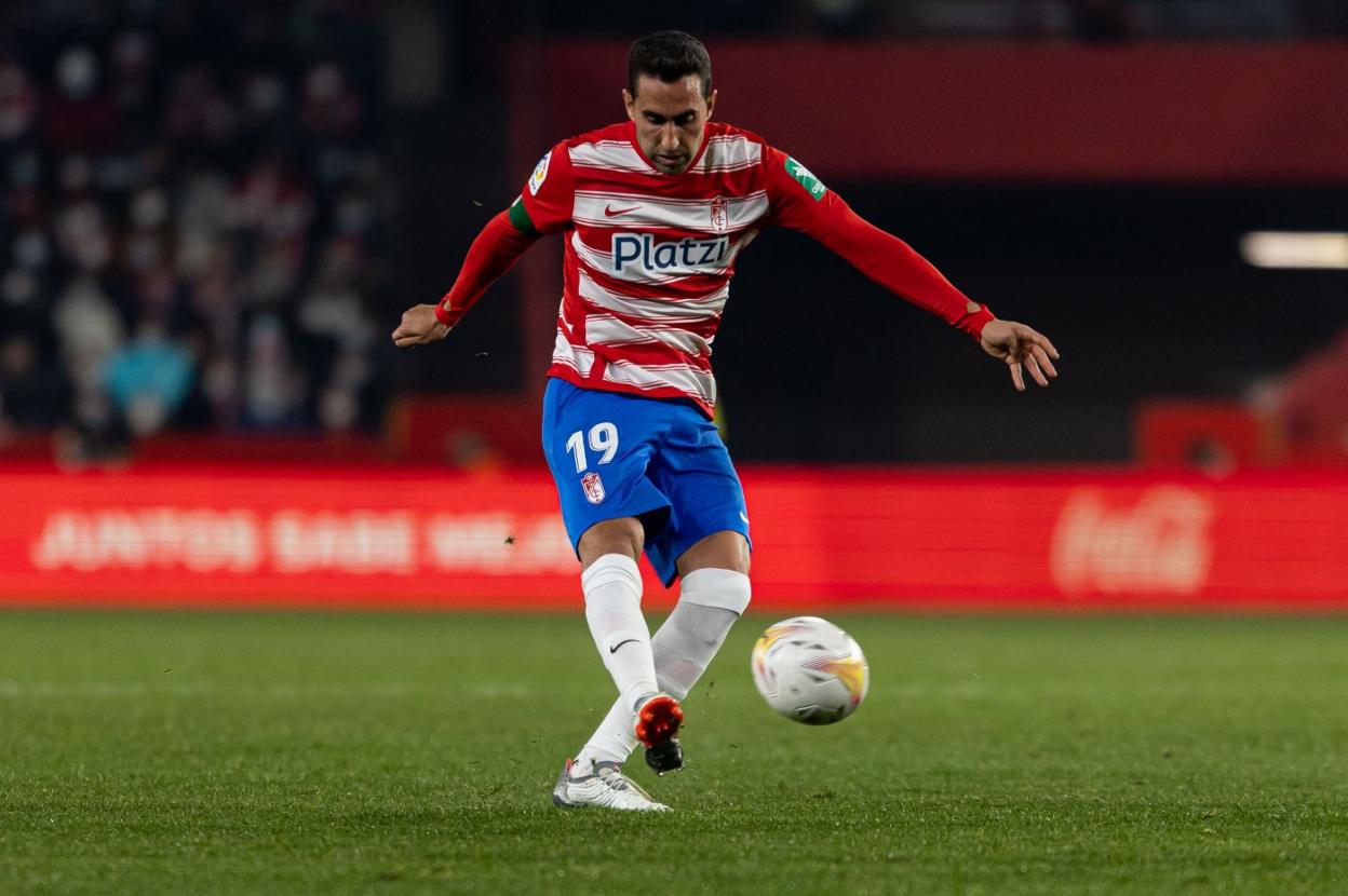 Montoro, en un partido con el Granada, club en el que llegó a ser capitán.