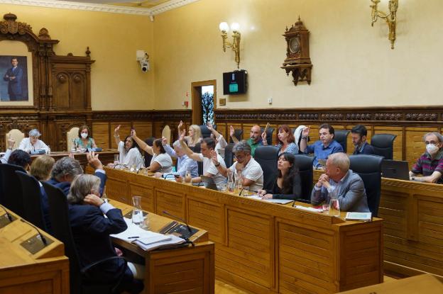 Todos los grupos, salvo IU y Podemos-Equo, votan a favor de la operación de permuta de las parcelas. 