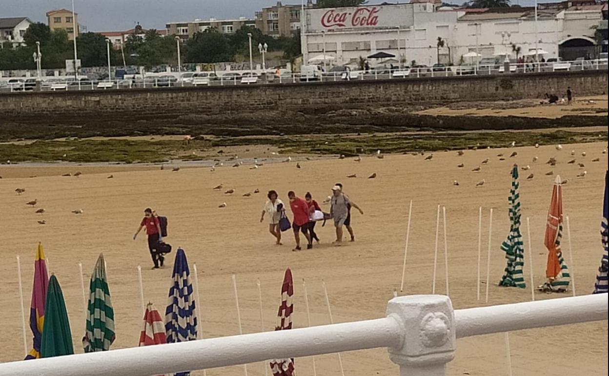 Rescatan en la playa a dos leoneses de 52 y 56 años, uno de ellos inconsciente