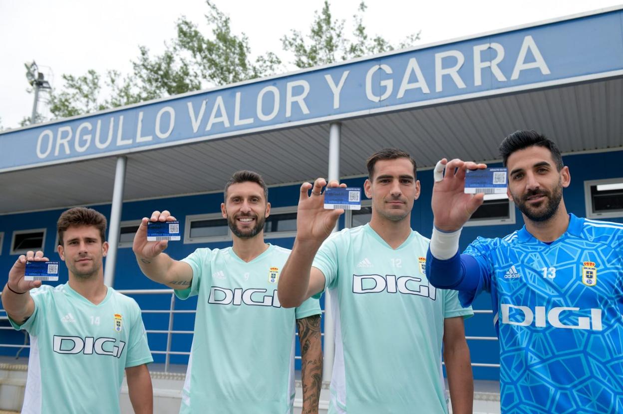 Los cuatro capitanes del Real Oviedo, Jimmy, Borja Bastón, Dani Calvo y Tomeu Nadal, posan con el carnet de abonado azul.