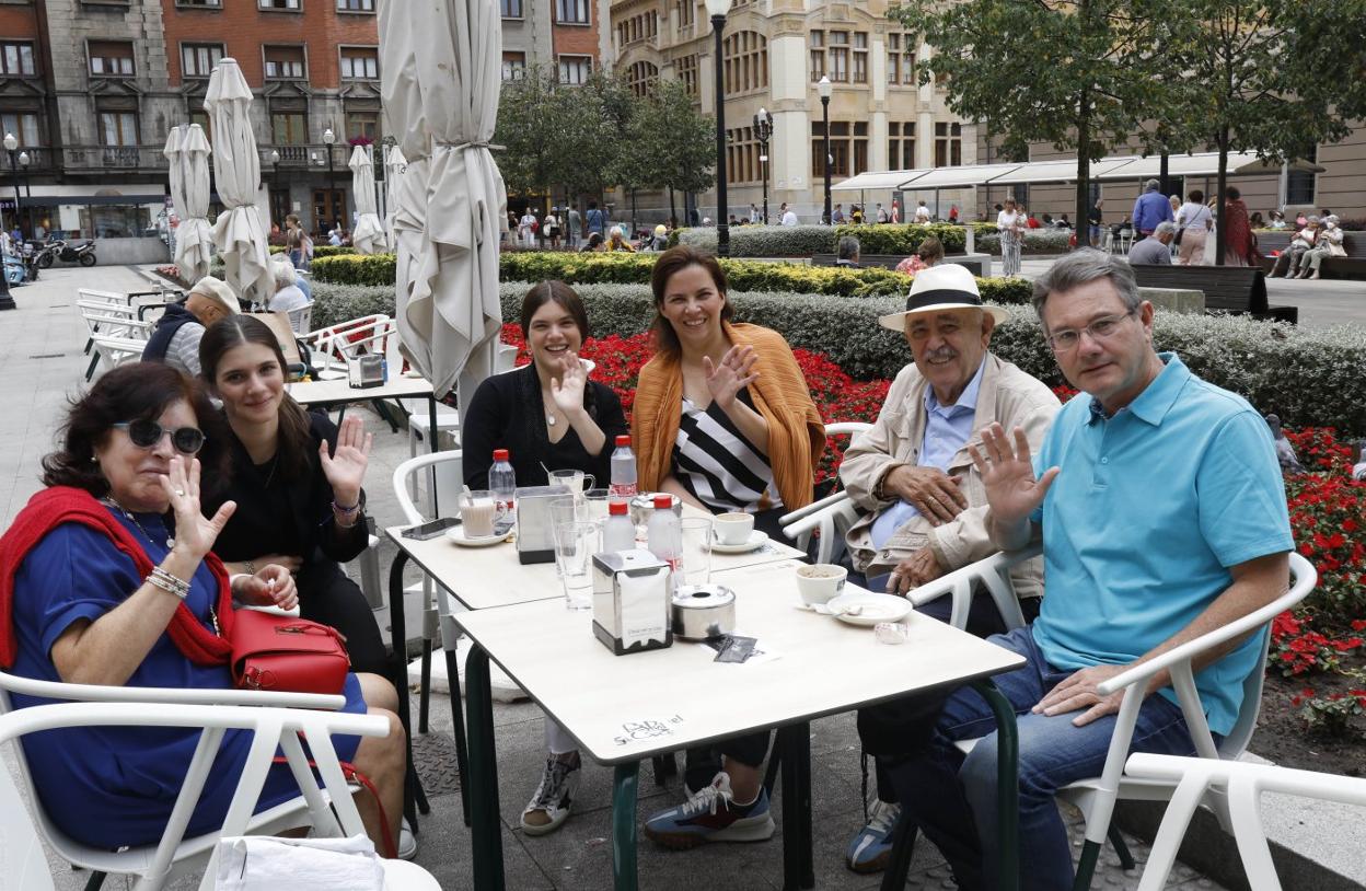 Lidia Corujo, Yasmin Calleja, Frida Calleja, Yasmin Gutiérrez, José María Gutiérrez y Pedro Calleja, reunidos en el Parchís. 