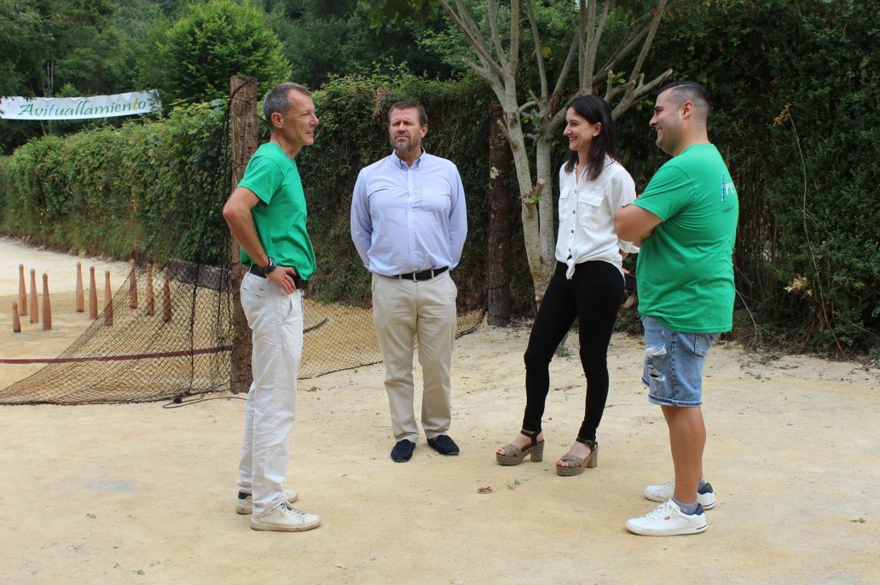 Alfonso Raffin, Javier Nievas, Aida Nuño e Ivan Rivas, en la presentación de la bolera de Fresnedo. 