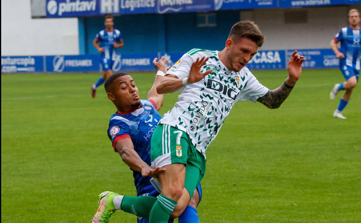 Una acción durante el partido entre el Real Oviedo y el Real Avilés. 