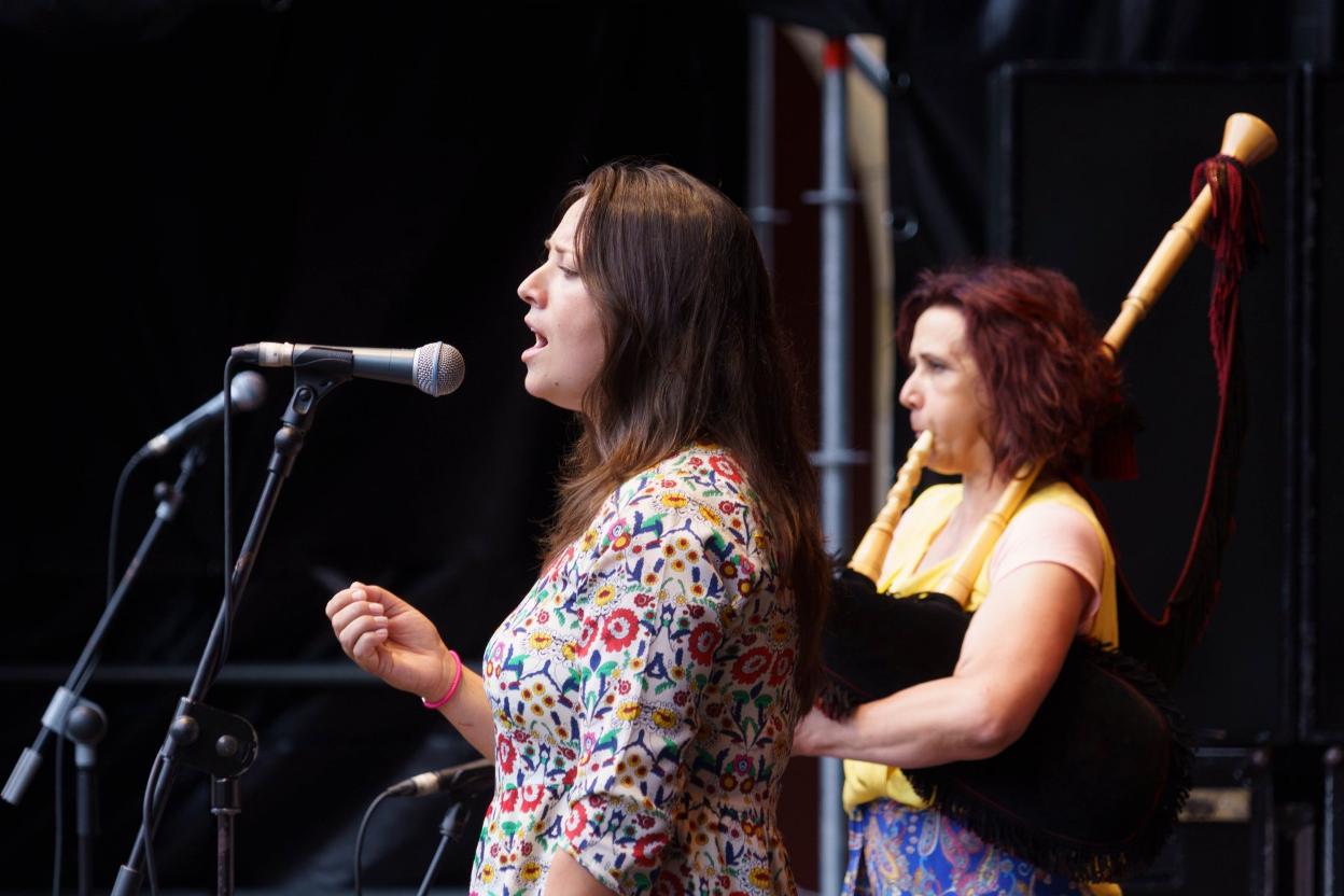 Cristina Sánchez Sánchez , durante su actuación, con Belén Arboleya a la gaita.