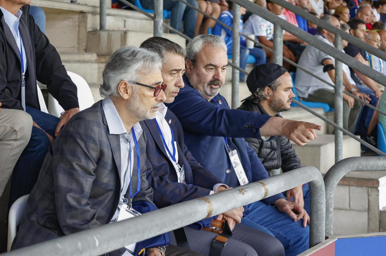 Manuel Paredes hace una indicación a Jesús Martínez y Martín Peláez, en el palco del Suárez Puerta.