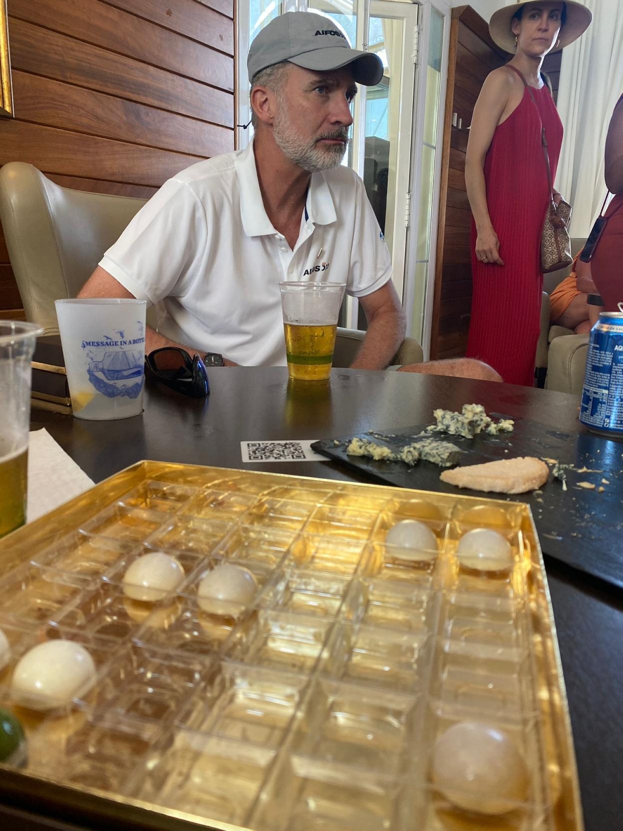 Don Felipe disfruta de los quesos y los bombones asturianos que ha llevado a Mallorca Pascual Cabaño, quien participa en la cita balear desde 2016. 