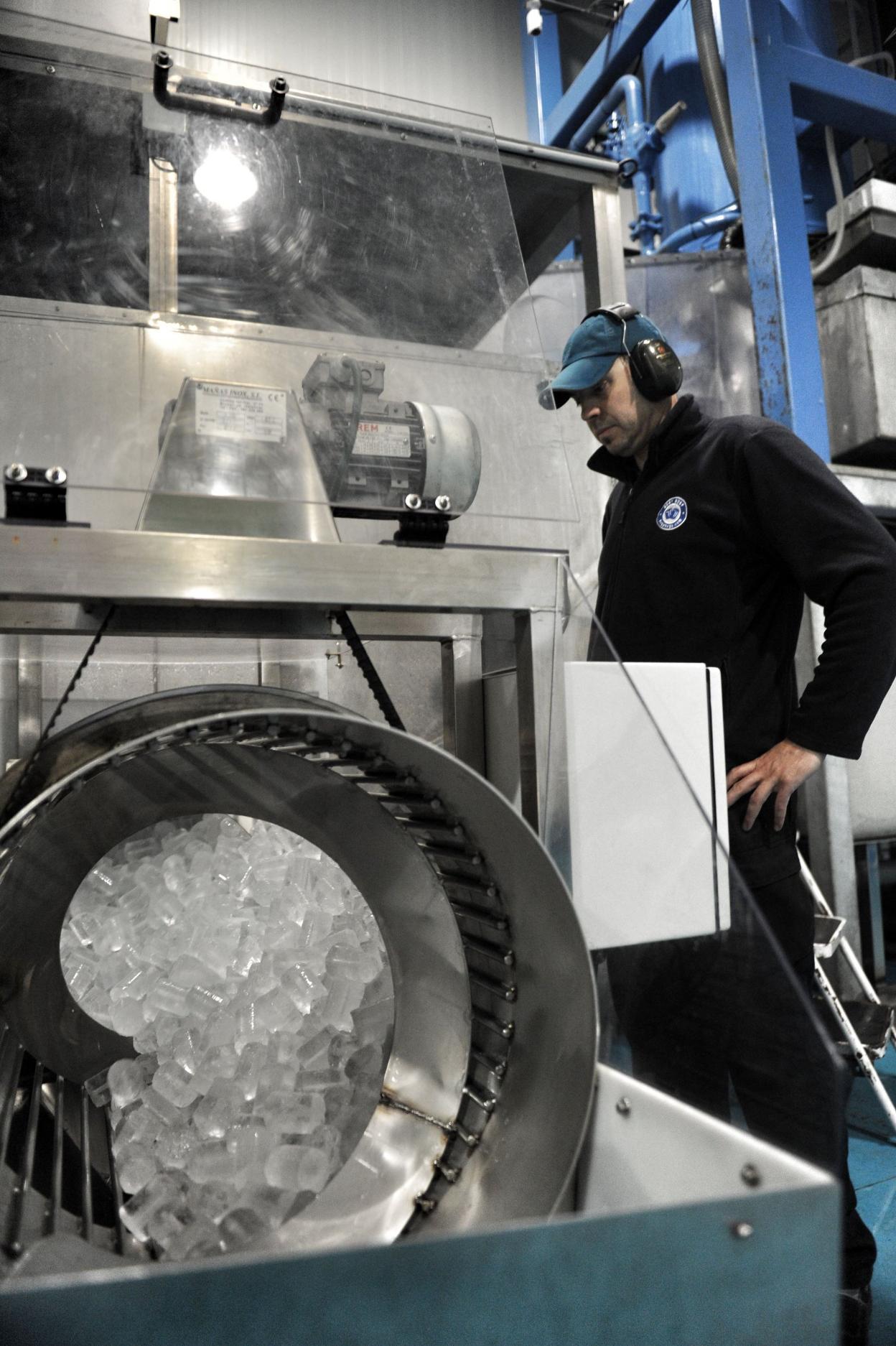 Un operario observa el proceso de fabricación de hielo. 