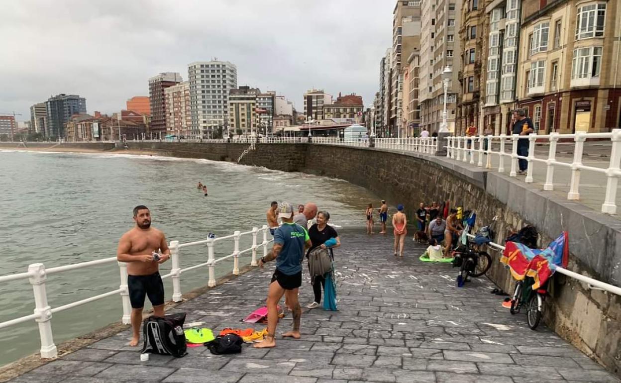 La alcaldesa Ana González, tras el baño en San Lorenzo.
