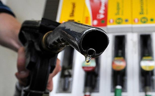 El precio de los carburantes encadena su sexta semana de caídas