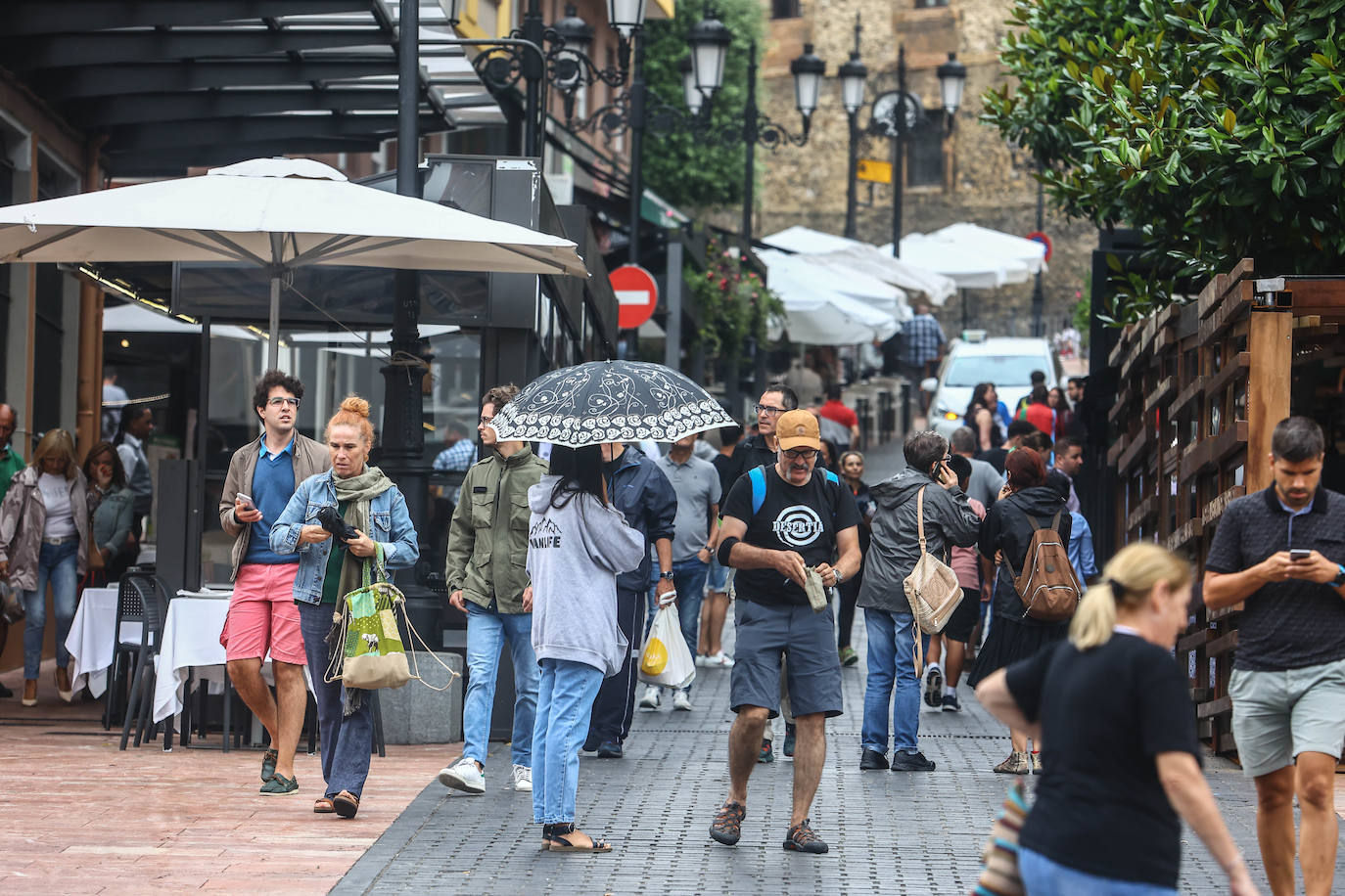 Fotos: Turistas bajo la lluvia asturiana