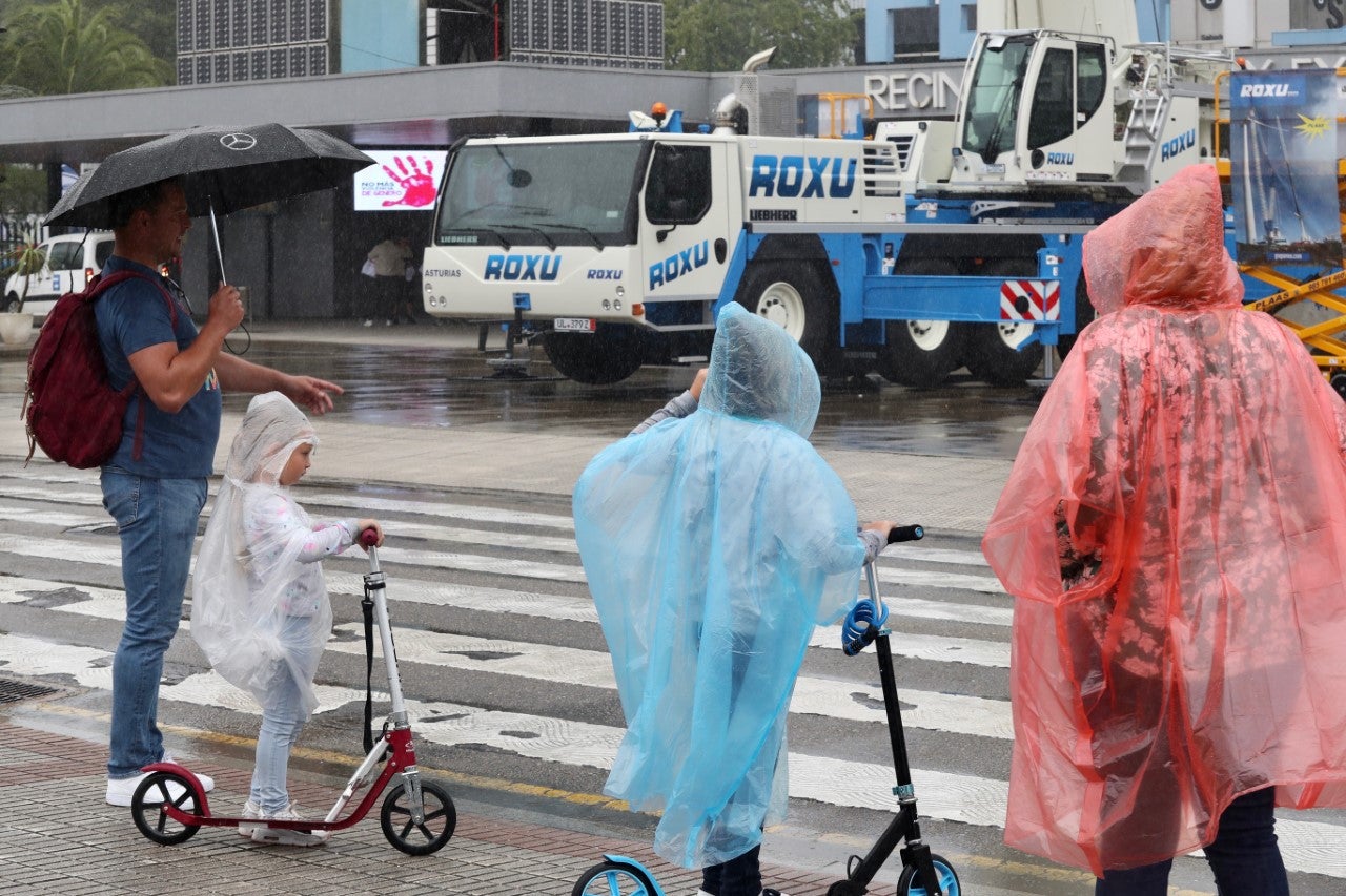 Fotos: Turistas bajo la lluvia asturiana