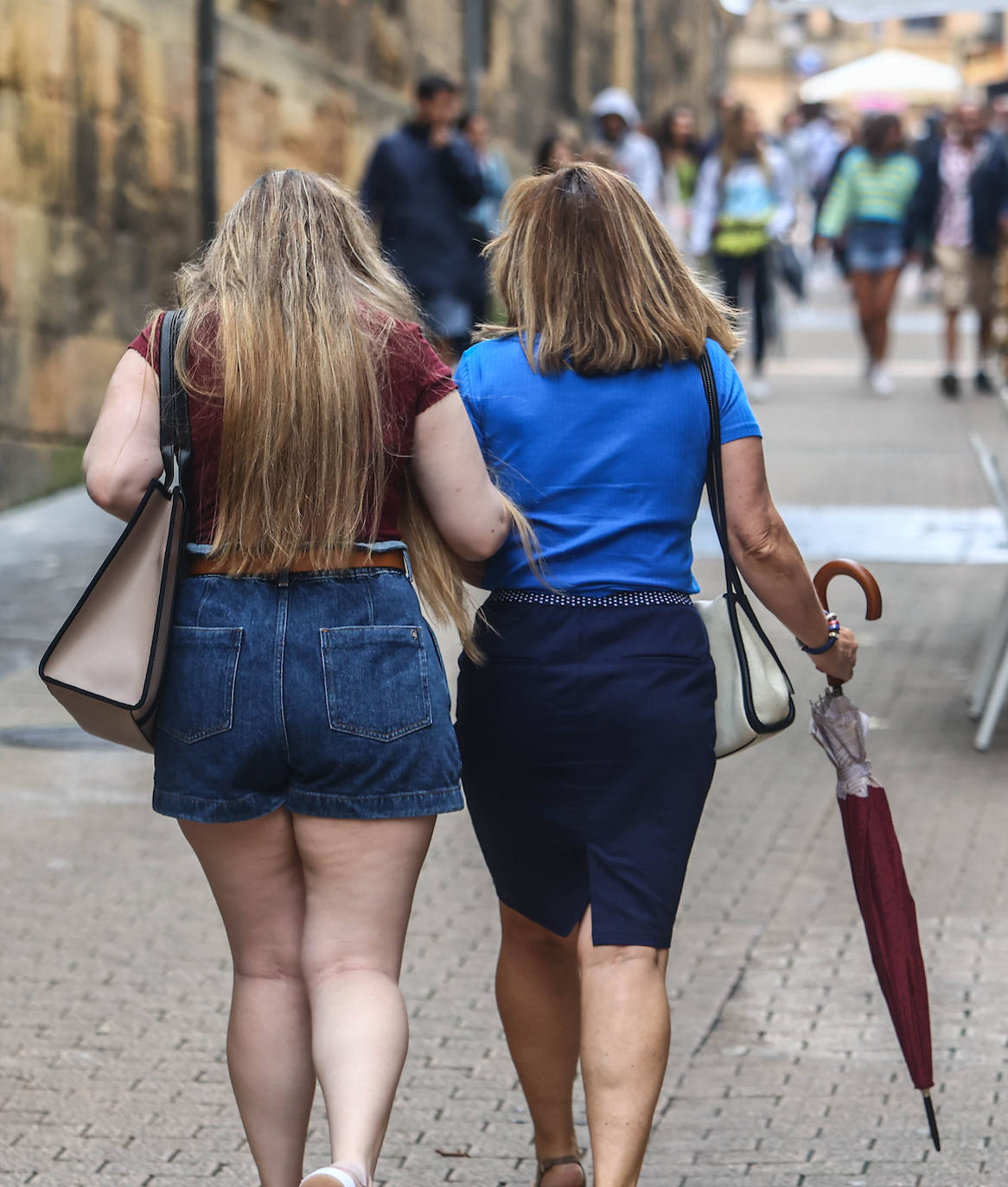 Fotos: Turistas bajo la lluvia asturiana