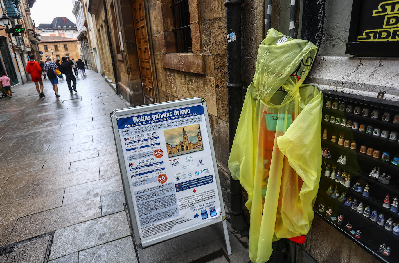 Fotos: Turistas bajo la lluvia asturiana