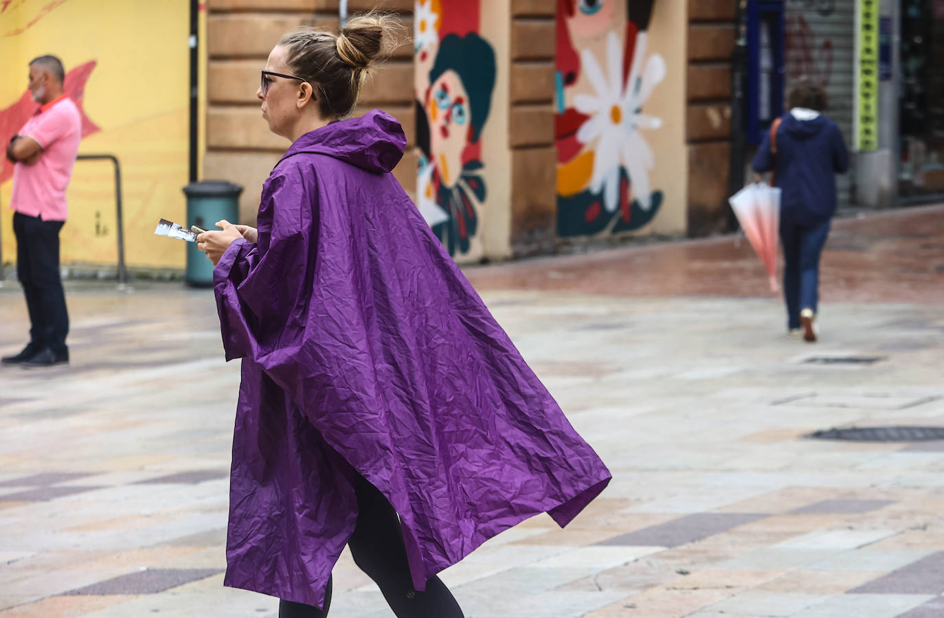 Fotos: Turistas bajo la lluvia asturiana