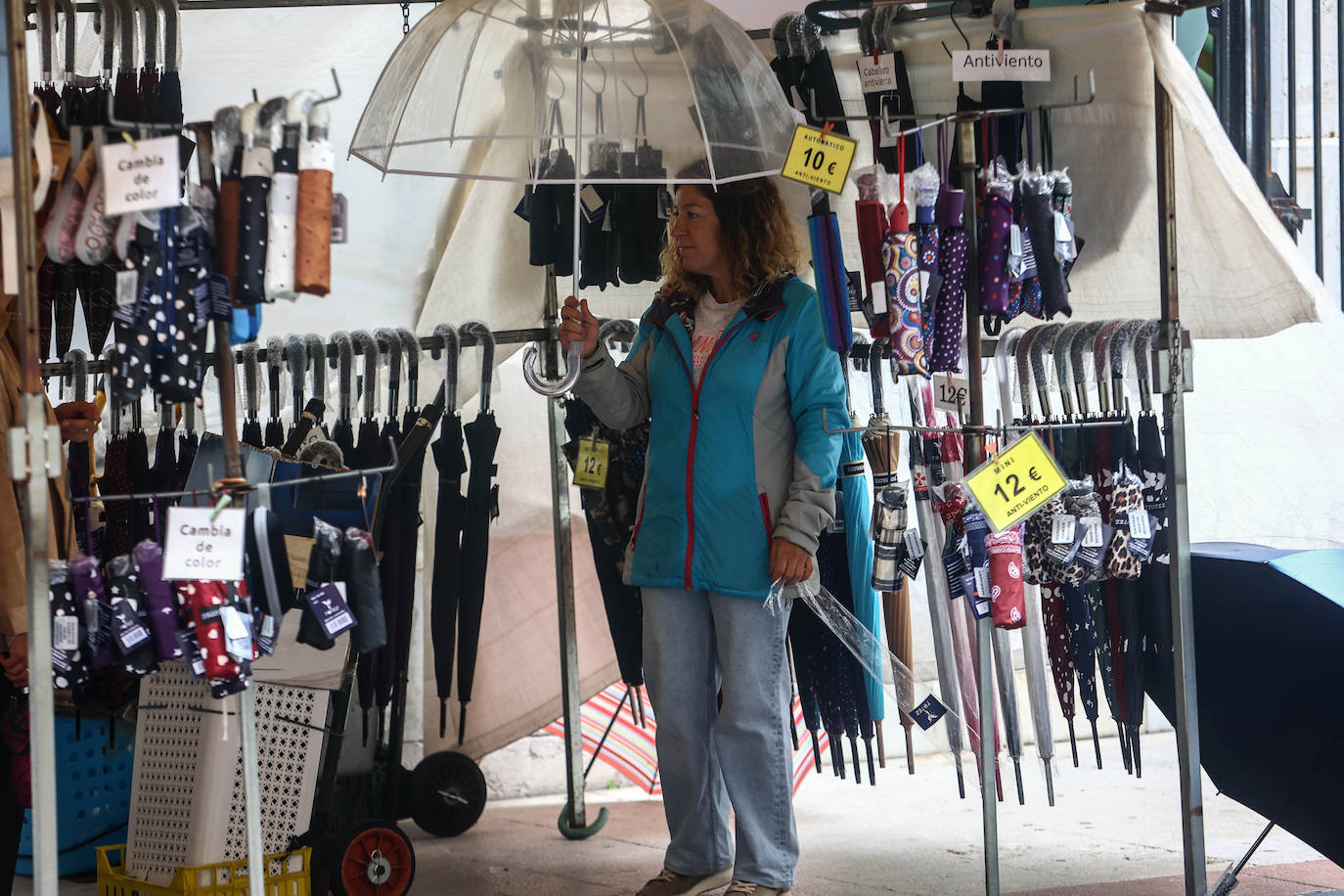 Fotos: Turistas bajo la lluvia asturiana