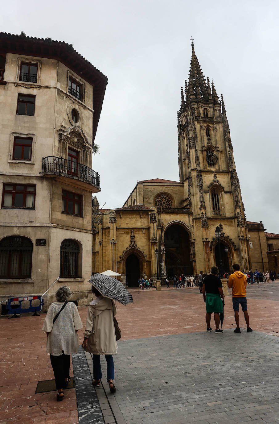 Fotos: Turistas bajo la lluvia asturiana